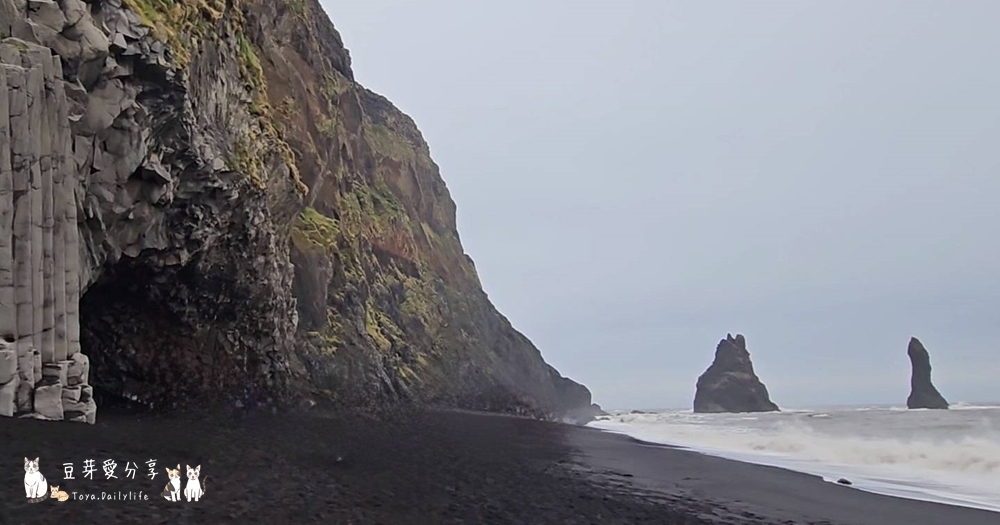 冰島自駕環島Day3|南部之旅 ‧ 塞里雅蘭瀑布 ‧ 秘密瀑布 ‧ 飛機殘骸 ‧ 史可加瀑布 ‧ Kvernufoss ‧ 黑沙灘 ‧ Suður Vík ‧ KRONAN超市 ‧ 維克住宿🌱豆芽出國趣冰島 27 Reynisfjara 23
