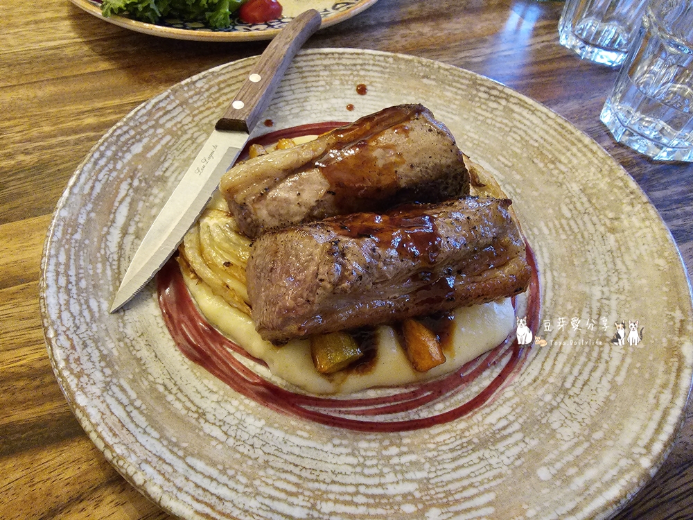 Suður Vík|冰島南部維克鎮的人氣餐廳 ‧ 菲力羊排好好吃 🌱豆芽出國趣冰島 23 Sudur Vik 22