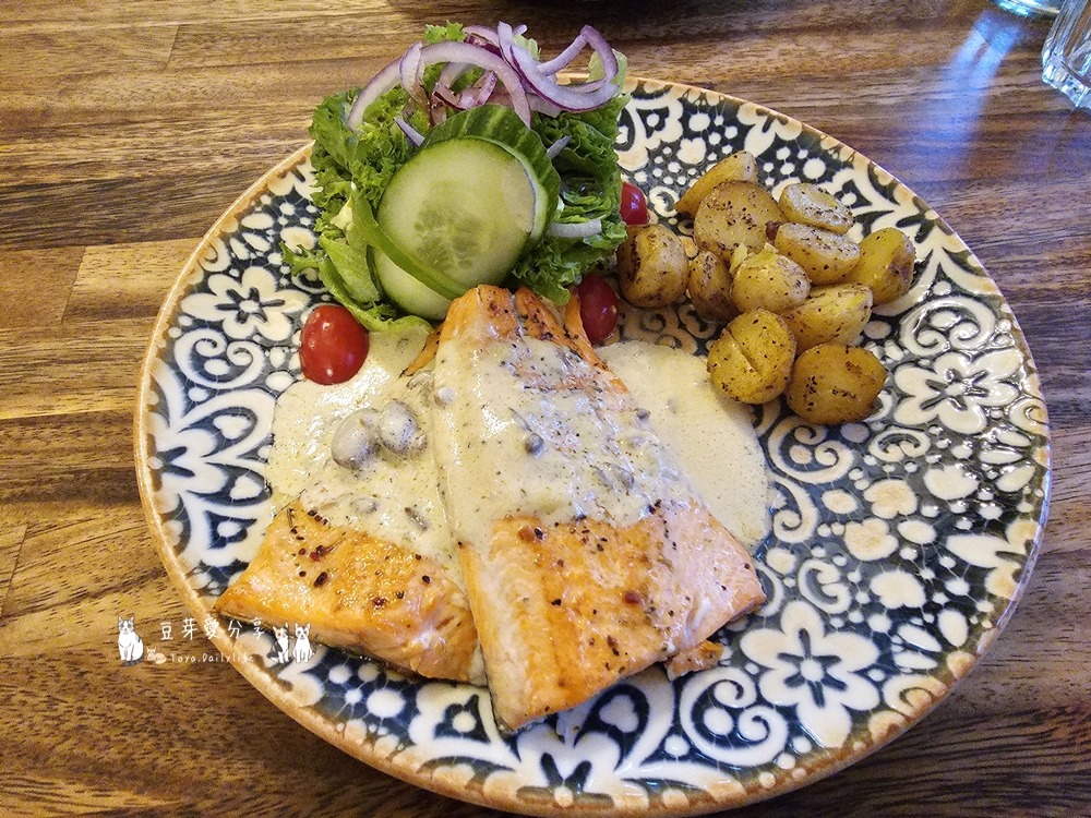 Suður Vík|冰島南部維克鎮的人氣餐廳 ‧ 菲力羊排好好吃 🌱豆芽出國趣冰島 28 Sudur Vik 25