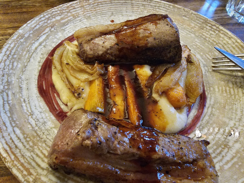 Suður Vík|冰島南部維克鎮的人氣餐廳 ‧ 菲力羊排好好吃 🌱豆芽出國趣冰島 27 Sudur Vik 30