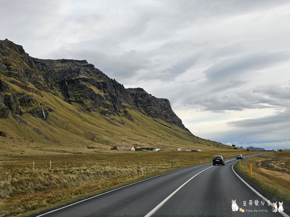 冰島自駕環島Day3|南部之旅 ‧ 塞里雅蘭瀑布 ‧ 秘密瀑布 ‧ 飛機殘骸 ‧ 史可加瀑布 ‧ Kvernufoss ‧ 黑沙灘 ‧ Suður Vík ‧ KRONAN超市 ‧ 維克住宿🌱豆芽出國趣冰島 15 2023 iceland day3 14