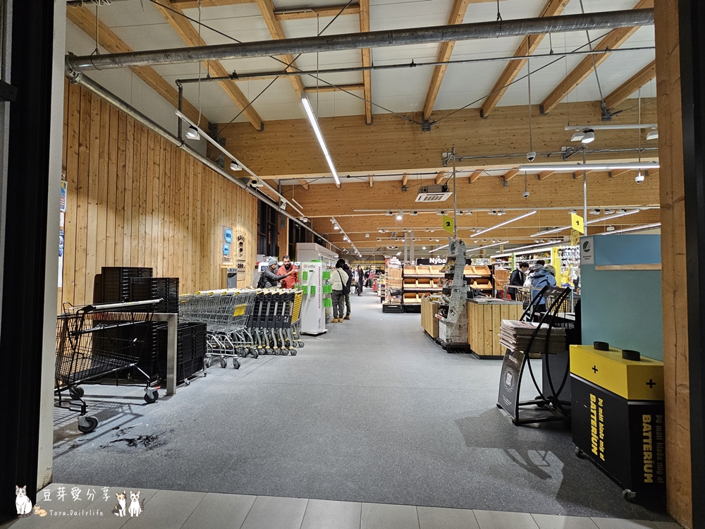 冰島自駕環島Day3|南部之旅 ‧ 塞里雅蘭瀑布 ‧ 秘密瀑布 ‧ 飛機殘骸 ‧ 史可加瀑布 ‧ Kvernufoss ‧ 黑沙灘 ‧ Suður Vík ‧ KRONAN超市 ‧ 維克住宿🌱豆芽出國趣冰島 32 2023 iceland day3 39