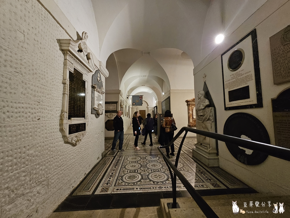 聖保羅大教堂 St. Paul's Cathedral|世界上第二大的圓頂教堂 ‧ 登上圓頂俯瞰倫敦市景 🌱豆芽出國趣英國 101 St Pauls Cathedral 135