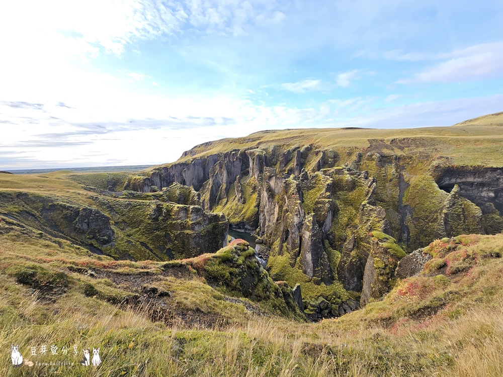 羽毛河峽谷 Fjaðrárgljúfur|俯瞰如同一根羽毛的峽谷 ‧ 冰島南部景點 🌱豆芽出國趣冰島 20 Fjadrargljufur Canyon 16