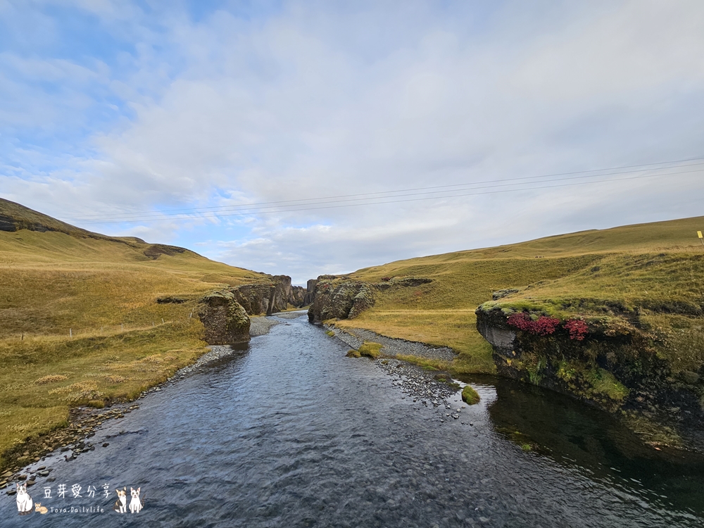 羽毛河峽谷 Fjaðrárgljúfur|俯瞰如同一根羽毛的峽谷 ‧ 冰島南部景點 🌱豆芽出國趣冰島 39 Fjadrargljufur Canyon 39