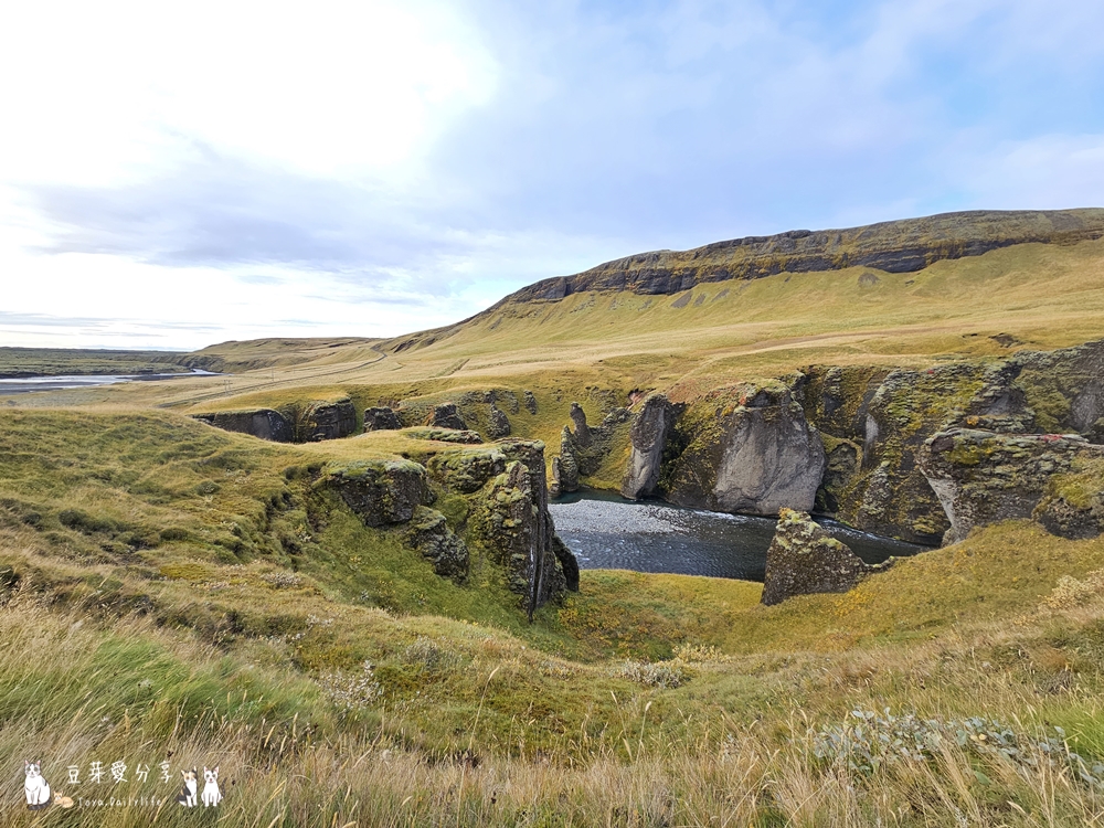 羽毛河峽谷 Fjaðrárgljúfur|俯瞰如同一根羽毛的峽谷 ‧ 冰島南部景點 🌱豆芽出國趣冰島 46 Fjadrargljufur Canyon 45