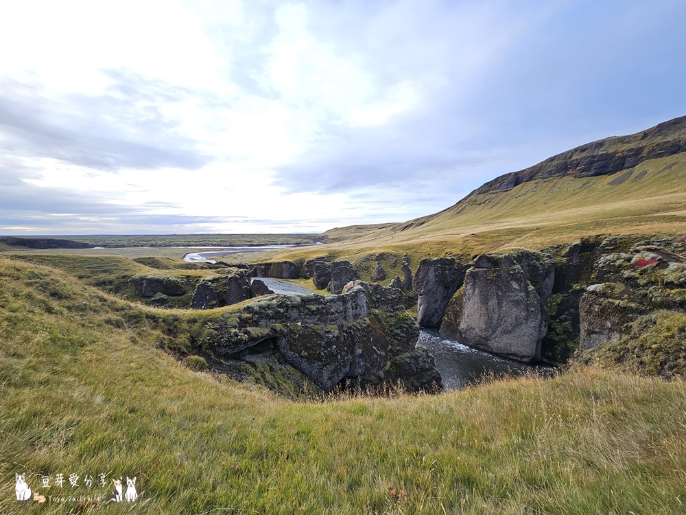 羽毛河峽谷 Fjaðrárgljúfur|俯瞰如同一根羽毛的峽谷 ‧ 冰島南部景點 🌱豆芽出國趣冰島 47 Fjadrargljufur Canyon 46