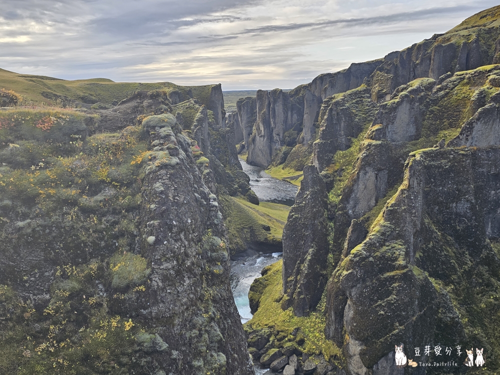 羽毛河峽谷 Fjaðrárgljúfur|俯瞰如同一根羽毛的峽谷 ‧ 冰島南部景點 🌱豆芽出國趣冰島 10 Fjadrargljufur Canyon 6
