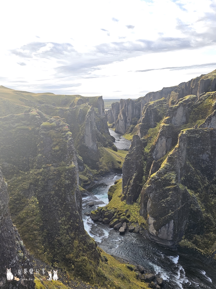 羽毛河峽谷 Fjaðrárgljúfur|俯瞰如同一根羽毛的峽谷 ‧ 冰島南部景點 🌱豆芽出國趣冰島 11 Fjadrargljufur Canyon 7